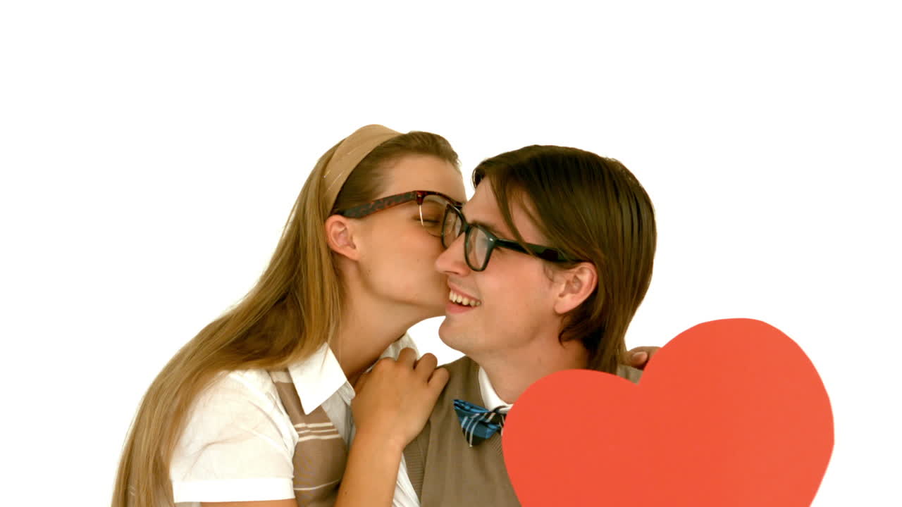 en cámara lenta sonriendo hipster geek y su novia