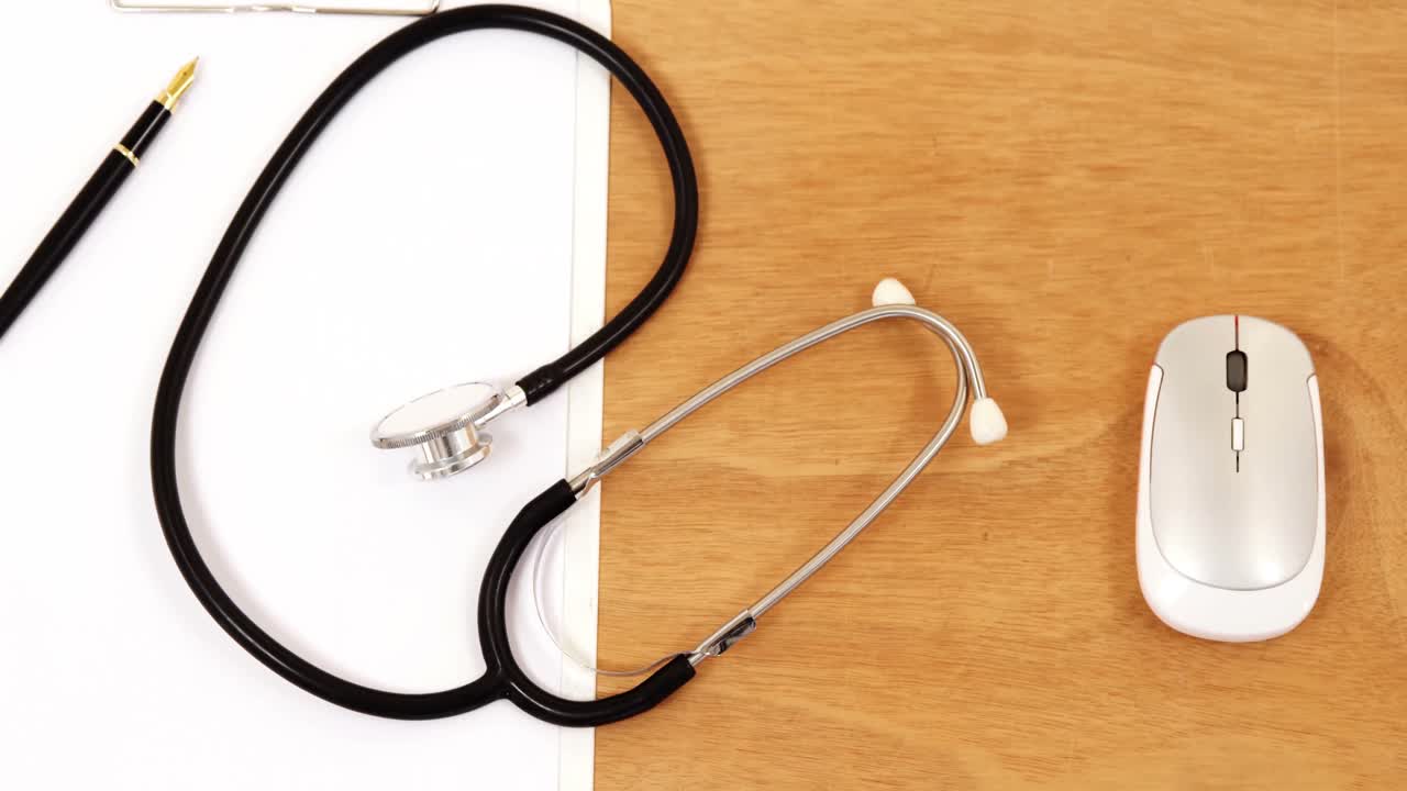 avec clavier, souris, stéthoscope, stylo et presse-papiers