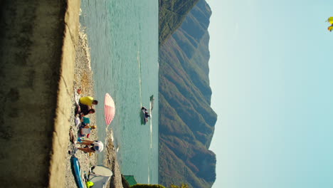 una familia de vacaciones en el lago de como en italia disfrutando del paisaje