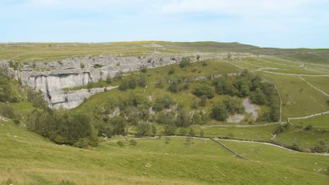 tiro estático mirando por encima de malham cove, yorkshire dales, inglaterra