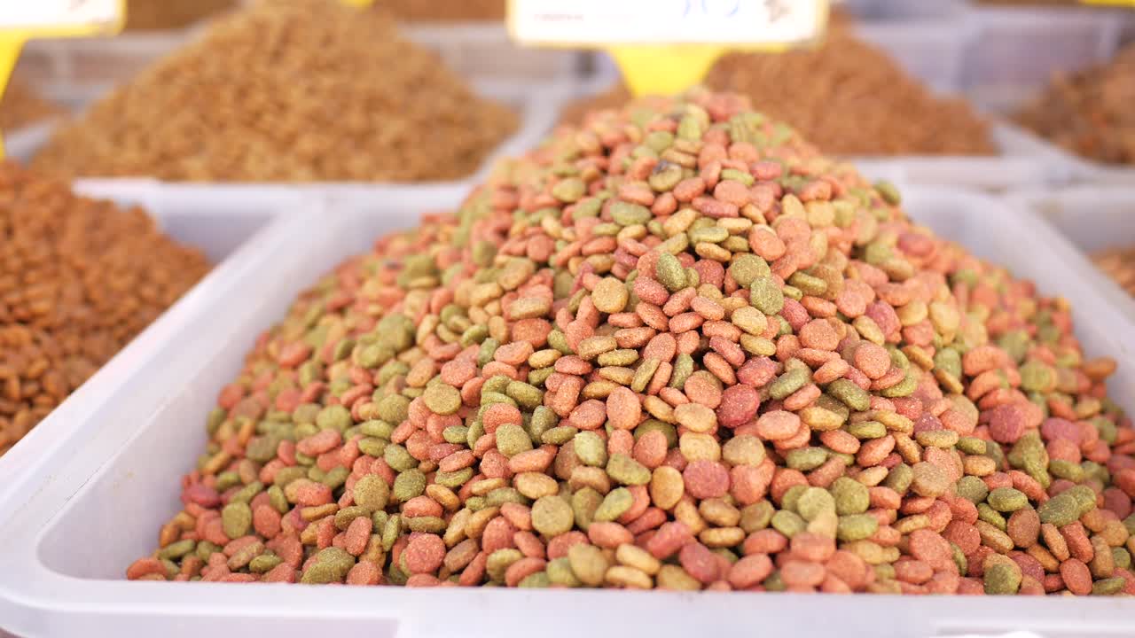 시장에서 개 먹이 전시