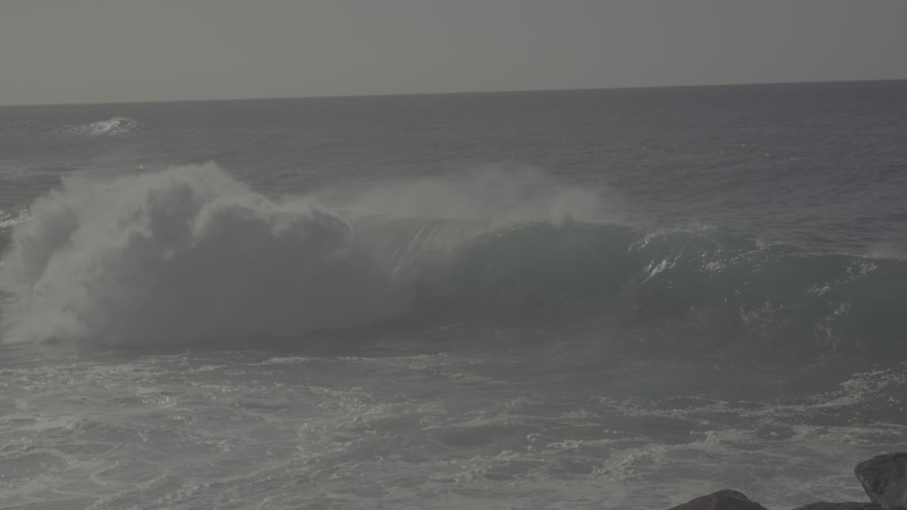 강력한 바다 파도