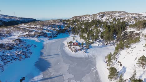 Un-Retiro-Aislado-En-Una-Cabaña-De-Invierno-En-Bessaker,-Noruega-Vista-Aérea