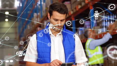 animación de una red de iconos digitales sobre un supervisor caucásico usando una tableta digital en el almacén