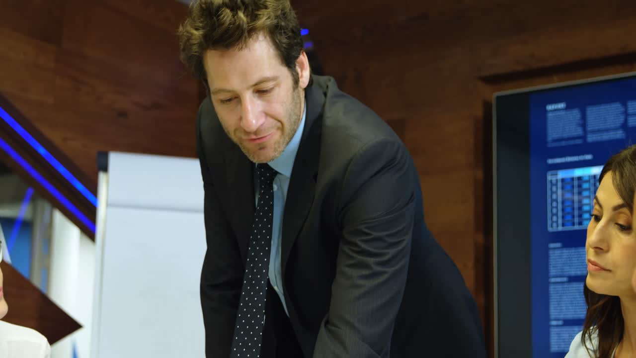 ejecutivos discutiendo sobre documentos en la sala de conferencias 4k