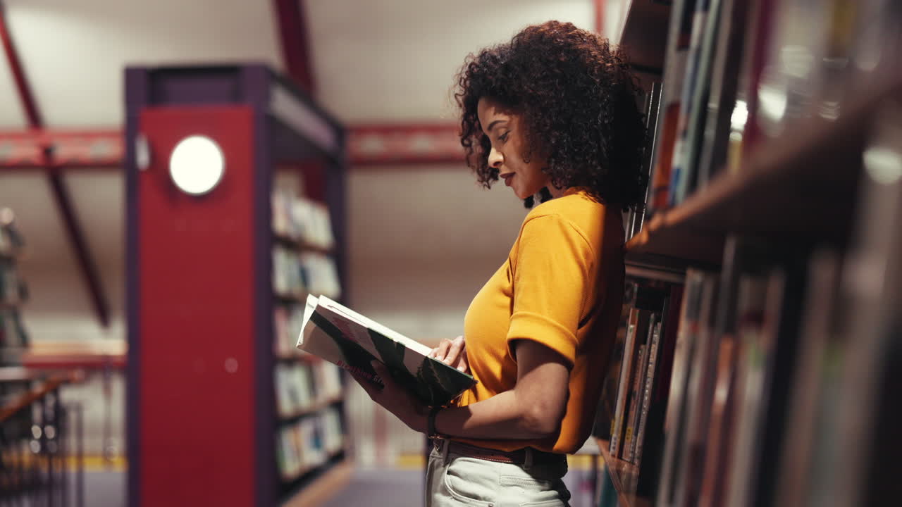 Une femme qui lit un livre dans une bibliothèque