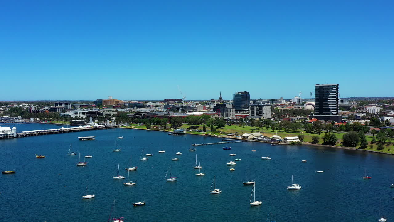 밝은 푸른 여름날 질롱 도시의 궤도 공중