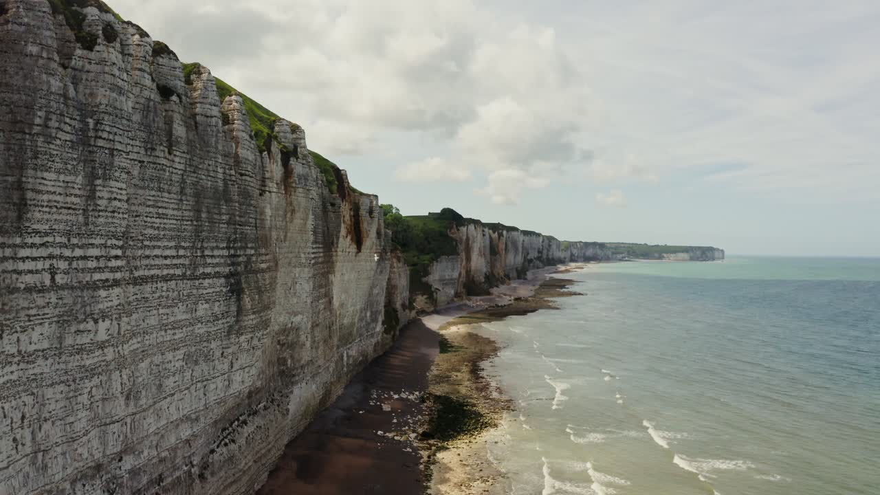 los impresionantes acantilados costeros de normandía, francia