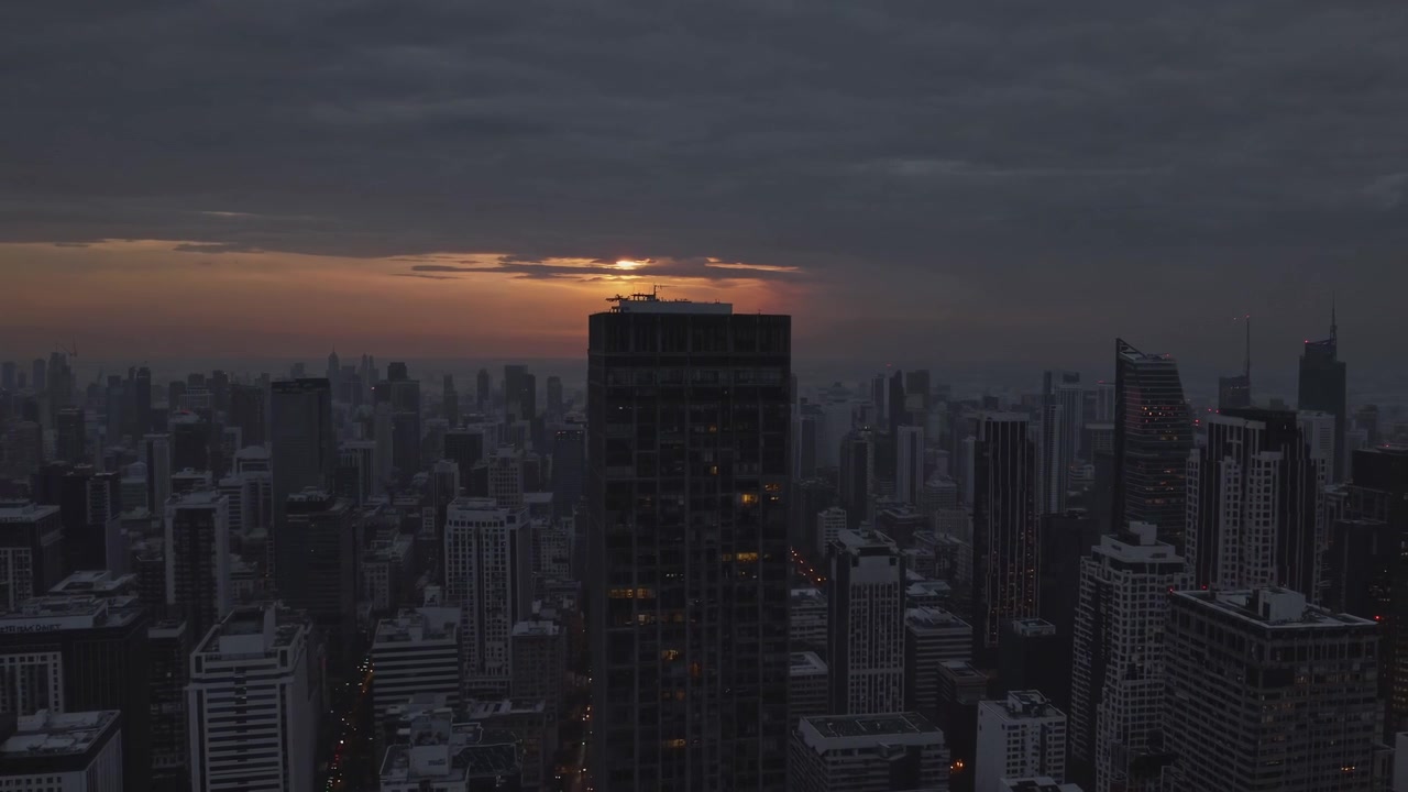 Vista aérea del horizonte de la ciudad moderna al atardecer