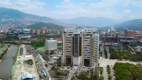 tomada aérea en órbita del centro de la ciudad de medellín y el edificio de empresas públicas