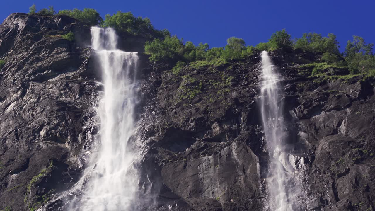 vista asombrosa de las dos corrientes de la cascada de las siete hermanas en geiranger, noruega