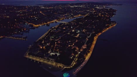 Luces-De-La-Calle-De-La-Ciudad-Que-Iluminan-La-Ciudad-Oscura-De-Zadar-Por-La-Noche,-Antena