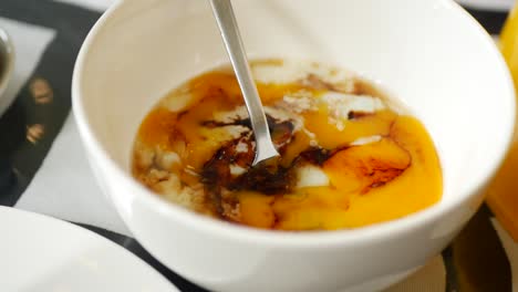 huevos fritos en el plato de cerca,