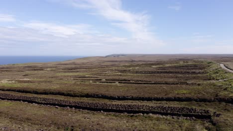 Toma-De-Drones-De-Un-Tractor-Lleno-De-Turba