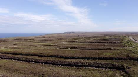 toma de drones de un tractor lleno de turba