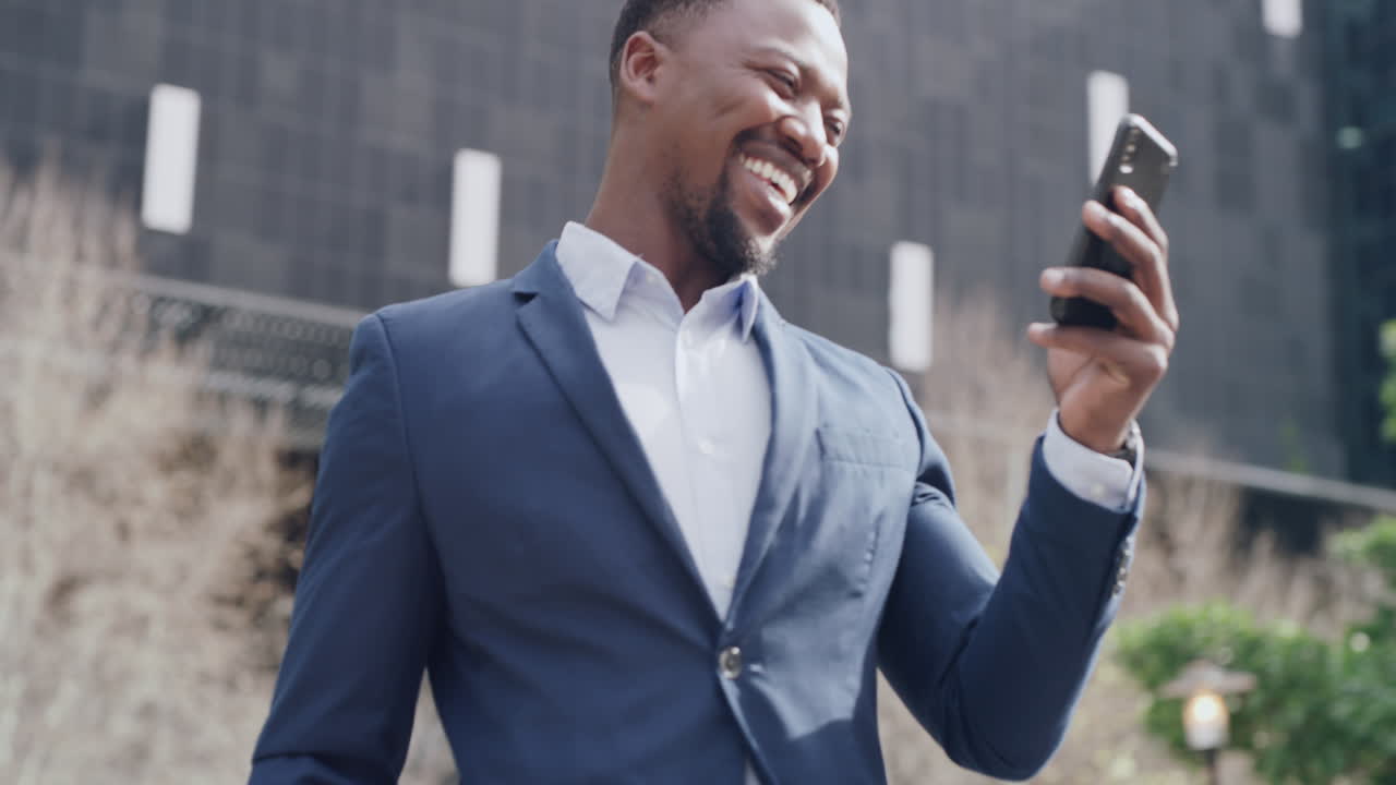 , emocionado y celebrando mientras está en el teléfono