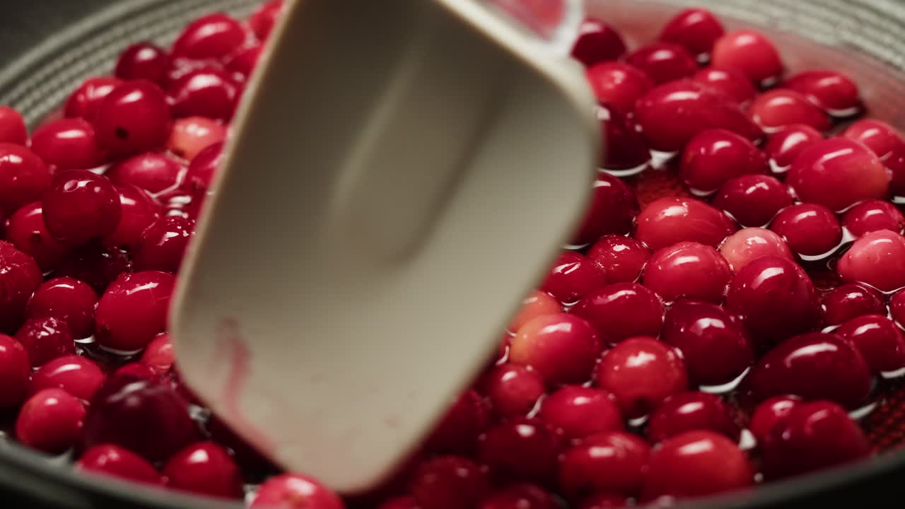 los arándanos congelados cocinando para el té o la mermelada, el fondo de cerca de las bayas de arándanos en la cocina, el chef haciendo pastel de postre saludable.