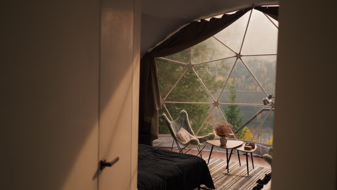 alojamiento moderno para turistas. premisa semi iluminada con elementos decorativos para vivir en una casa de campo. los rayos del sol caen sobre los artículos interiores