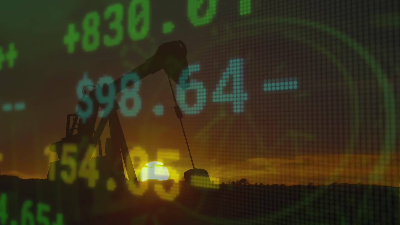 일몰 하늘에 대항하여 작업하는 크레인에 대한 증권 시장 데이터 처리의 애니메이션