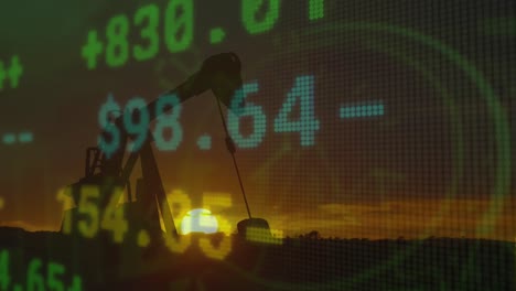 animación del procesamiento de datos del mercado de valores contra la grúa que trabaja contra el cielo al atardecer.