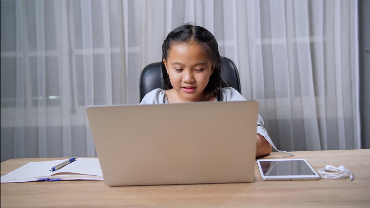 niña estudiando en línea
