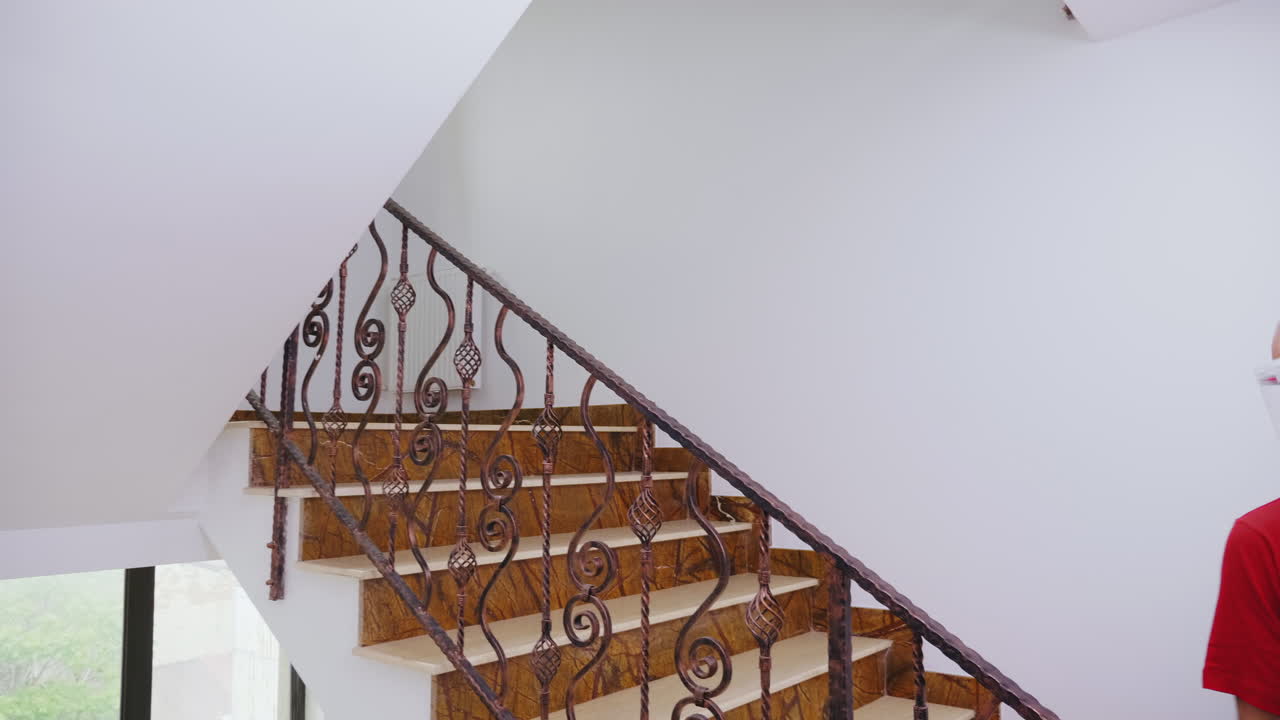 mensajero de alimentos con máscara entregando paquetes de alimentos