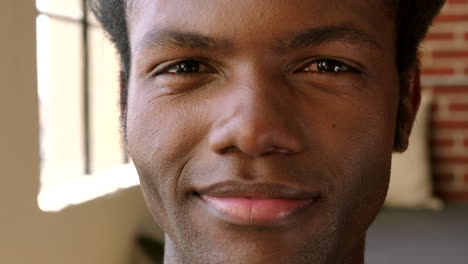 retrato de un hombre sonriente