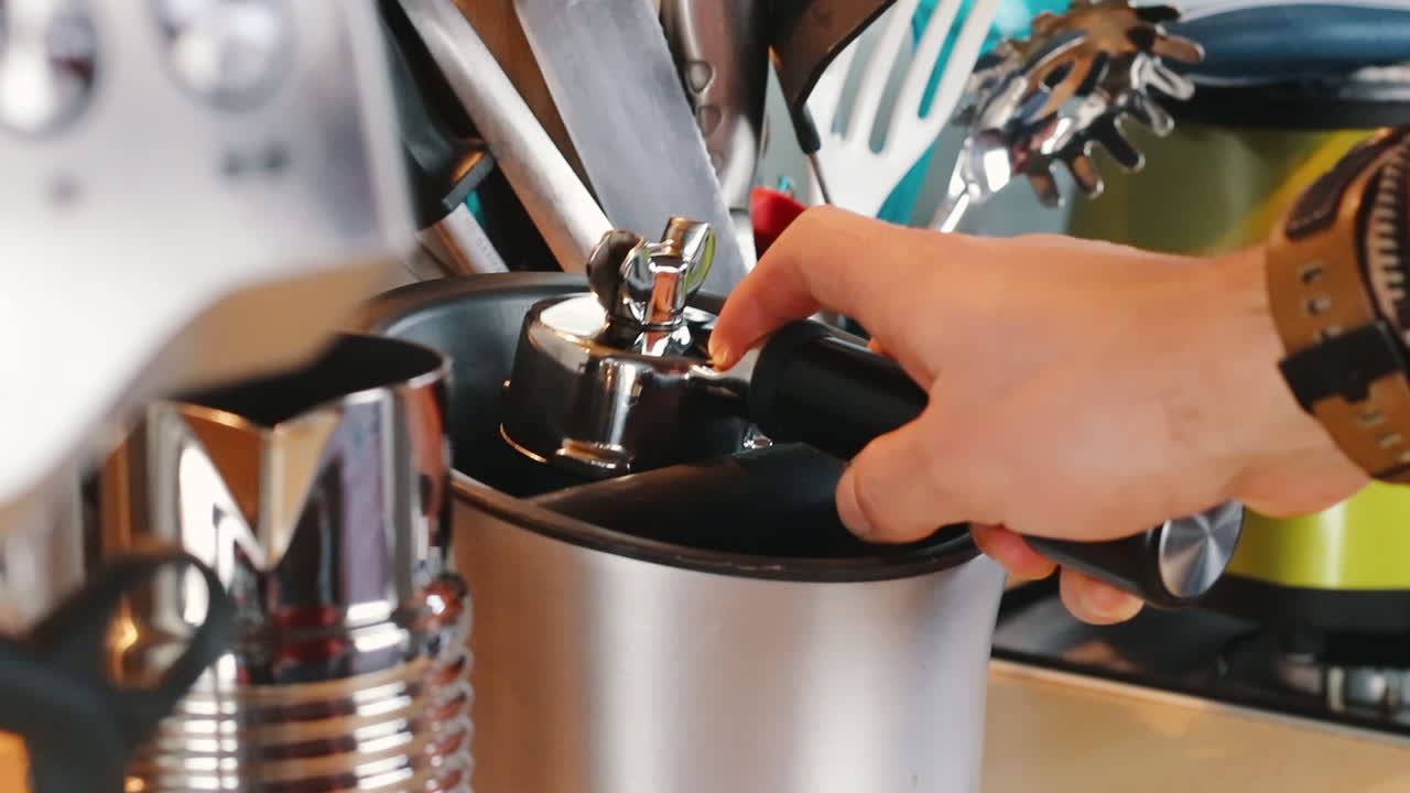 포타필터를 슬로우 모션으로 노크 박스 빈으로 비우기