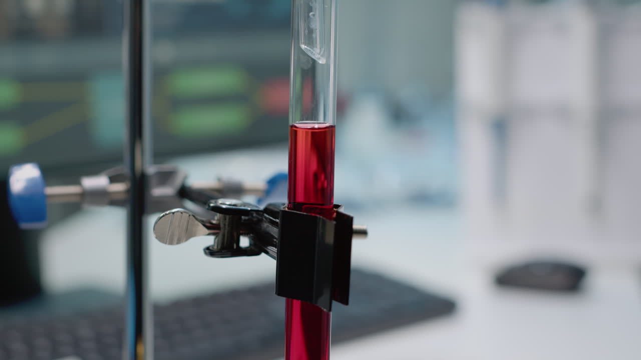 Esperimento di laboratorio con liquido rosso in provetta