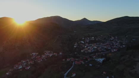 Pueblo-Griego-Entre-Montañas-Durante-La-Hora-Dorada