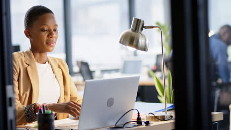 Porträt-Einer-Afroamerikanischen-Geschäftsfrau-Mit-Laptop-Im-Büro,-Zeitlupe,-Kopierraum