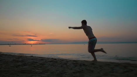 hombre haciendo rueda de carro al atardecer