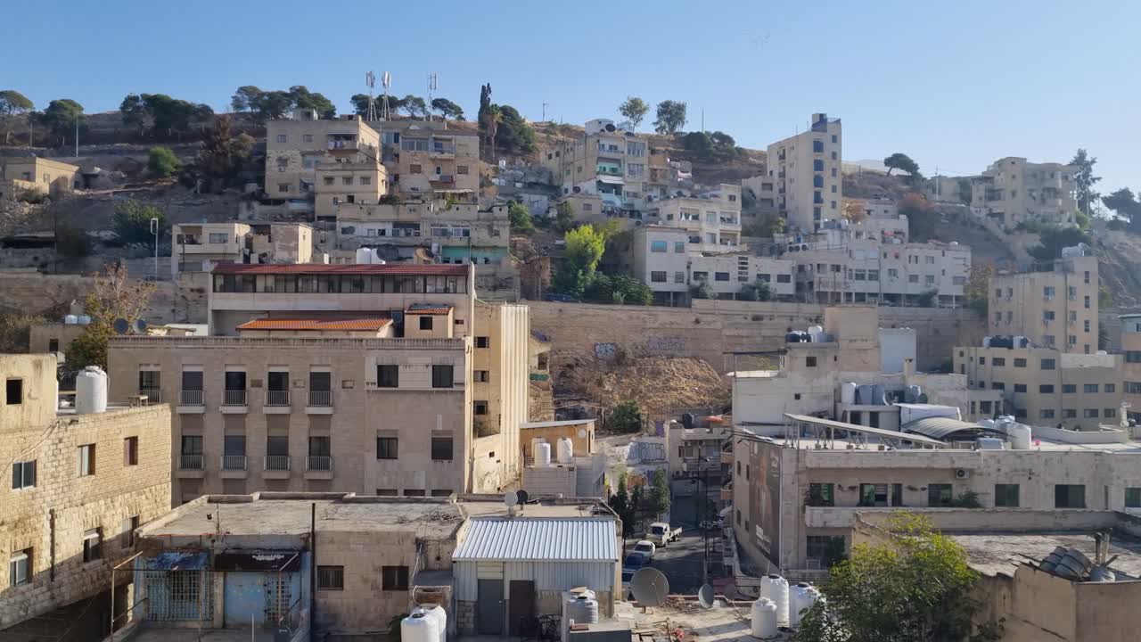 Panorama dall'alto di un quartiere di Amman in una frizzante mattinata invernale, che mette in risalto i condomini in pietra calcarea, le strade illuminate dal sole e le attività quotidiane nella dinamica capitale mediorientale della Giordania