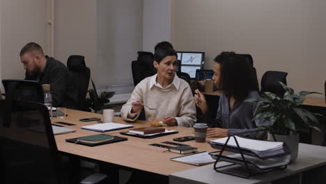 businesswomen lunch break in office