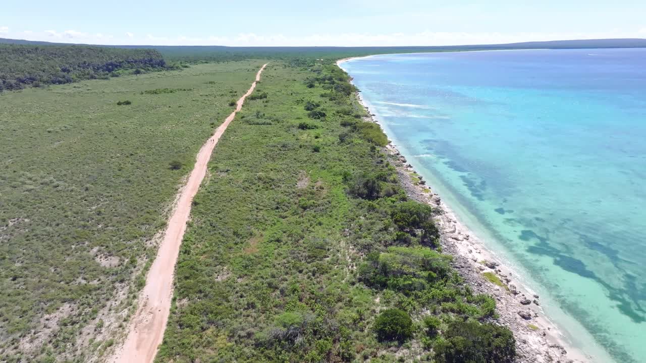 volando sobre la costa de bahía de las águilas y la costa en la república dominicana isla exótica