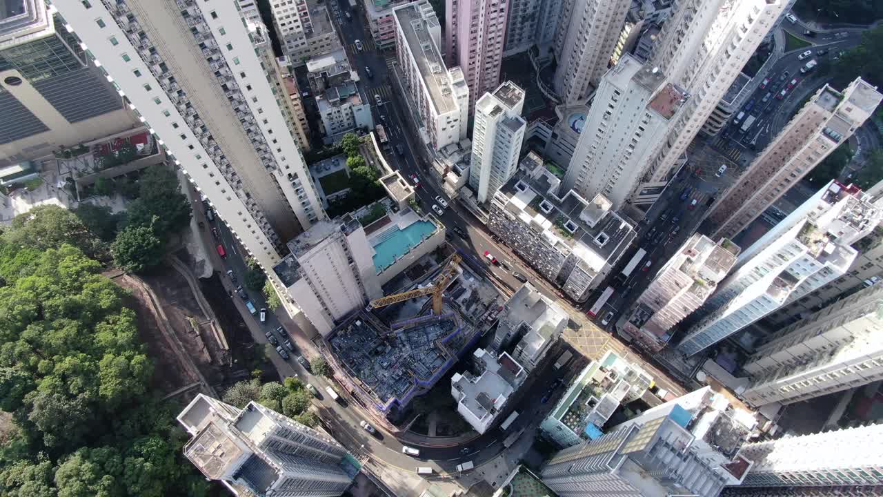 rascacielos del centro de la ciudad de hong kong y tráfico urbano, vista aérea