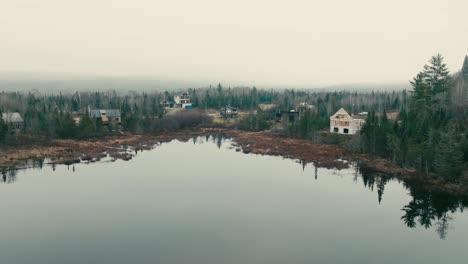 Aerial-Drone-View-Of-Cabins-By-The-Lakeshore-In-Saint-Come,-Quebec,-Canada