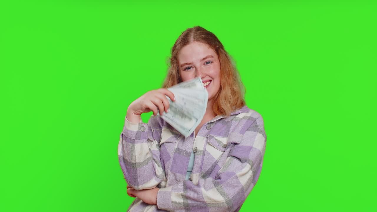 mujer feliz ganador agitando dinero dólar rico efectivo como un ventilador, gran ingreso riqueza éxito de negocios