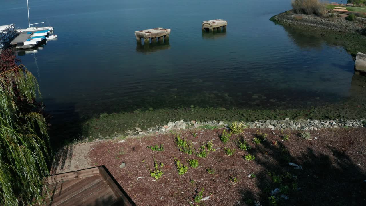 在城市和帆船在码头的漫长揭示