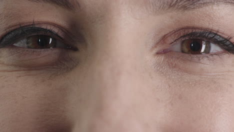 cerrar los ojos de la mujer abriendo una expresión feliz usando maquillaje cosméticos belleza óptica humana