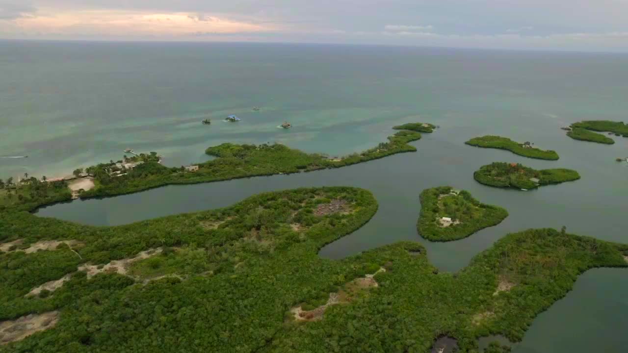lagunas tropicales dentro de la isla de tintipan en el caribe colombiano