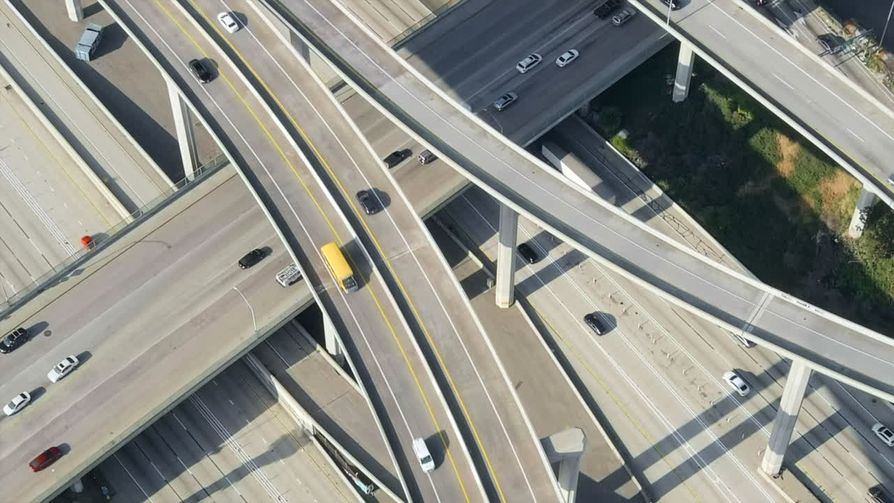 미국 로스앤젤레스의 교외 지역을 가로질러 다리 고속도로 교통