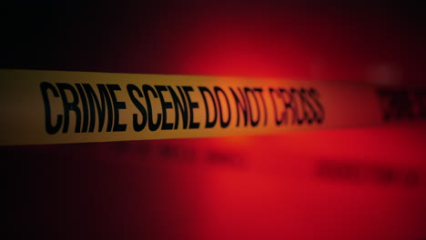 las luces de la policía iluminan la cinta de esgrima en la escena del crimen
