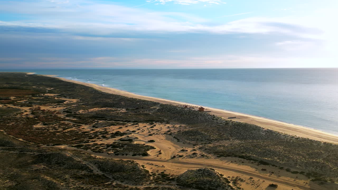 vista aérea de las dunas costeras y la playa