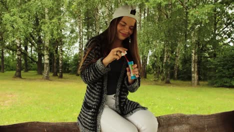 chica haciendo burbujas en la naturaleza
