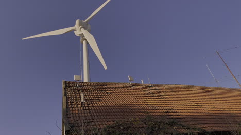 Molino-De-Viento-Produce-Energía-Limpia-Y-Renovable