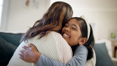 Beso,-Abrazo-Y-Niño-De-Familia-Feliz