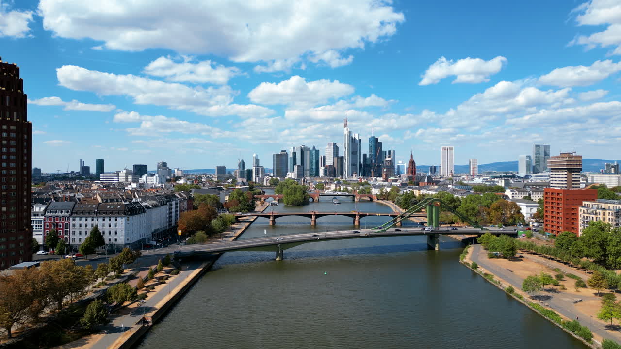 Luftaufnahme mit einer Drohne vom Main in Frankfurt, Deutschland
