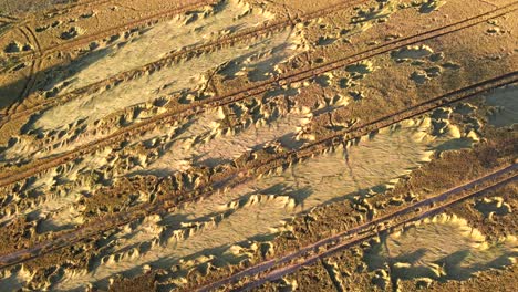 Vista-Aérea-Del-Campo-De-Grano-Con-Picos-Colocados