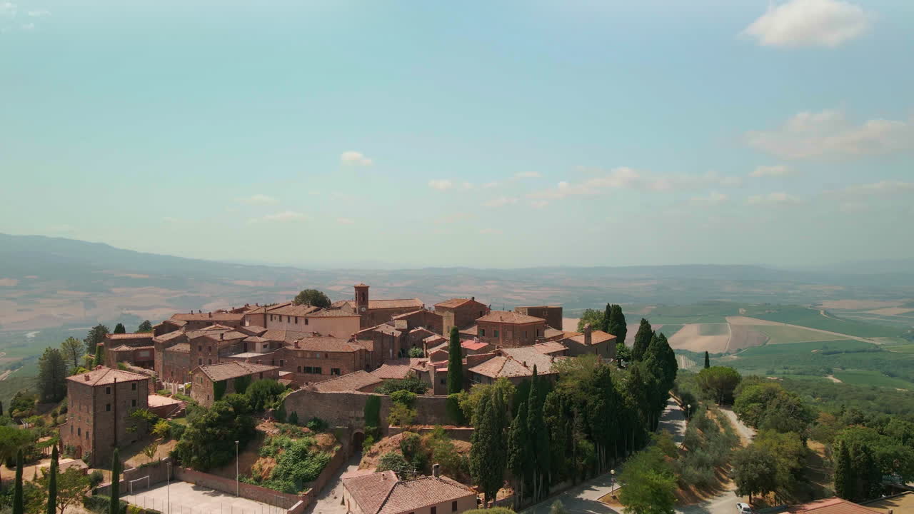 casco antiguo en la cima de una colina reveló tierras de cultivo en sant'angelo in colle, montalcino siena, toscana italia